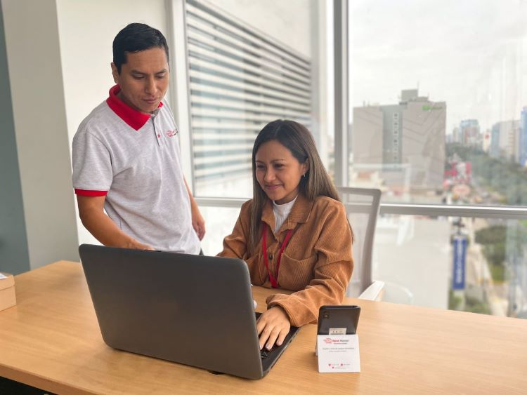 trabajadora de hard rental elaborando una cotización del servicio de Venta de Computadores a Empresas 