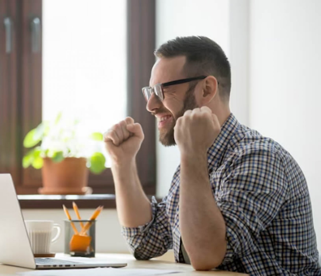 trabajador feliz al tener un equipo nuevo de backup